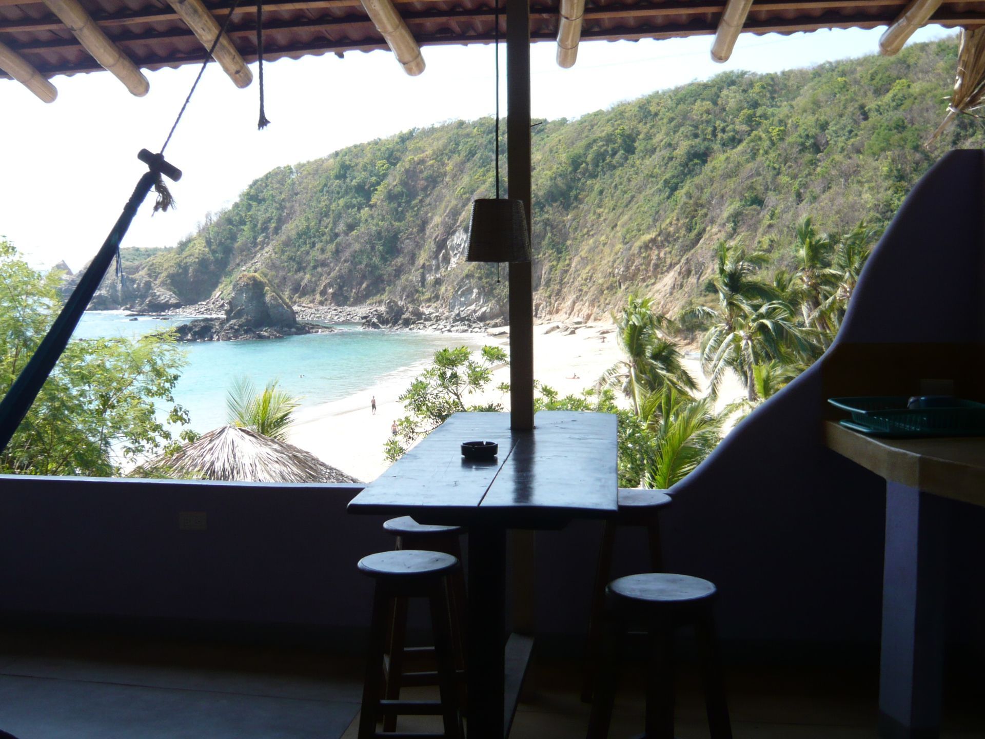 Vista de la playa desde un balcón en mazunte, oaxaca