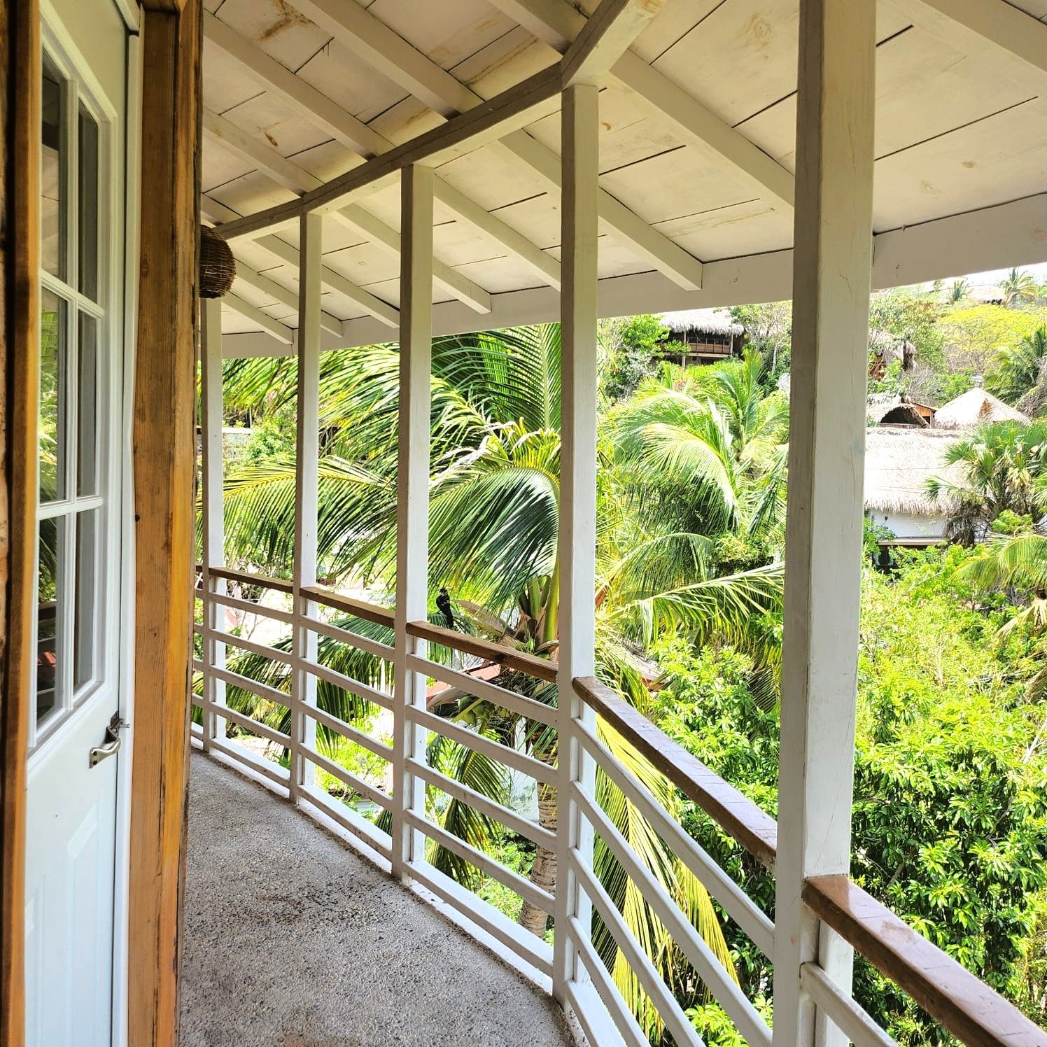 Balcón con vistas a frondosos árboles verdes en posada del arquitecto