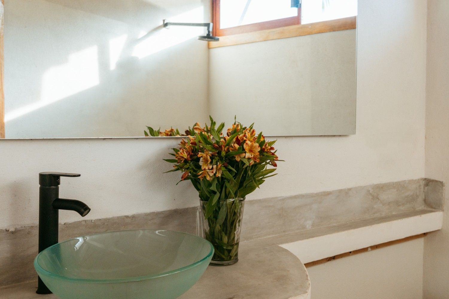 Baño con lavabo de cristal en posada del arquitecto en mazunte, oaxaca