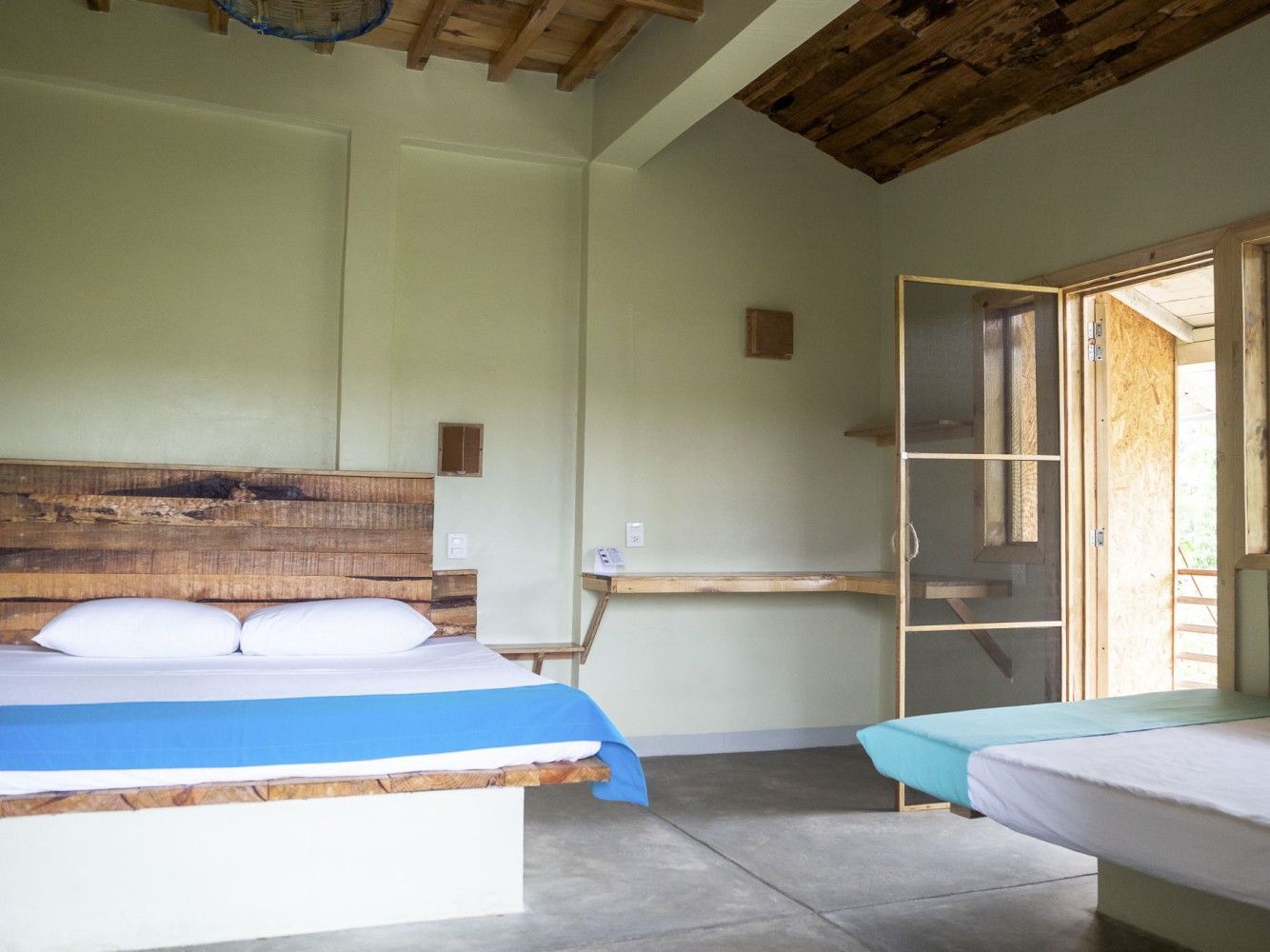 Dormitorio con cama y sofá cama en posada del arquitecto en mazunte, oaxaca