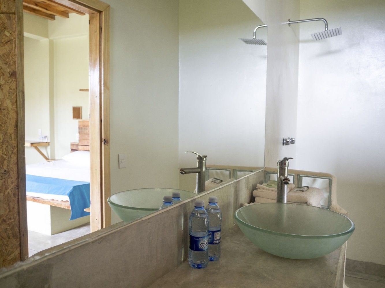 Baño con dos lavabos de cristal en posada del arquitecto en mazunte, oaxaca
