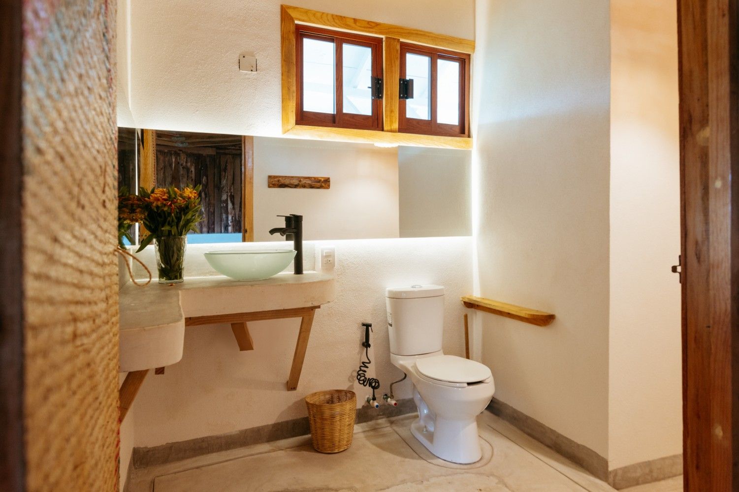 Baño con vista luminosa en posada del arquitecto