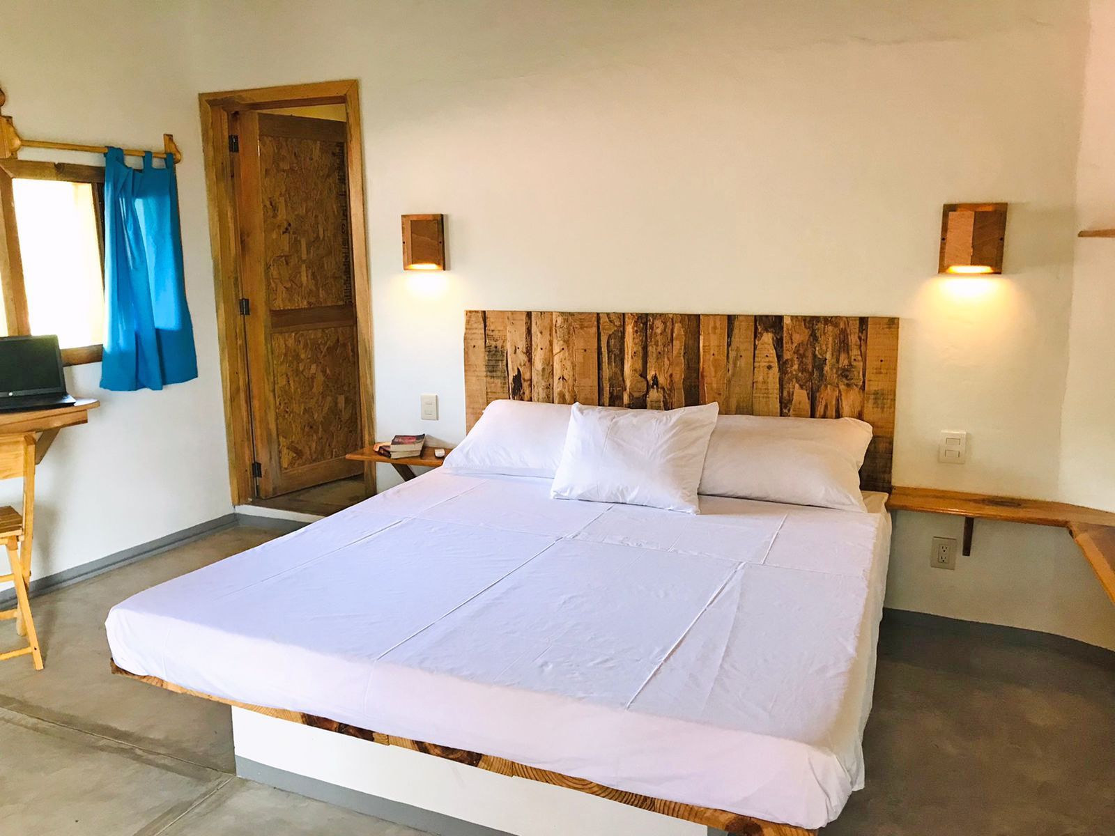 Dormitorio con cama de matrimonio extragrande en posada del arquitecto en mazunte, oaxaca