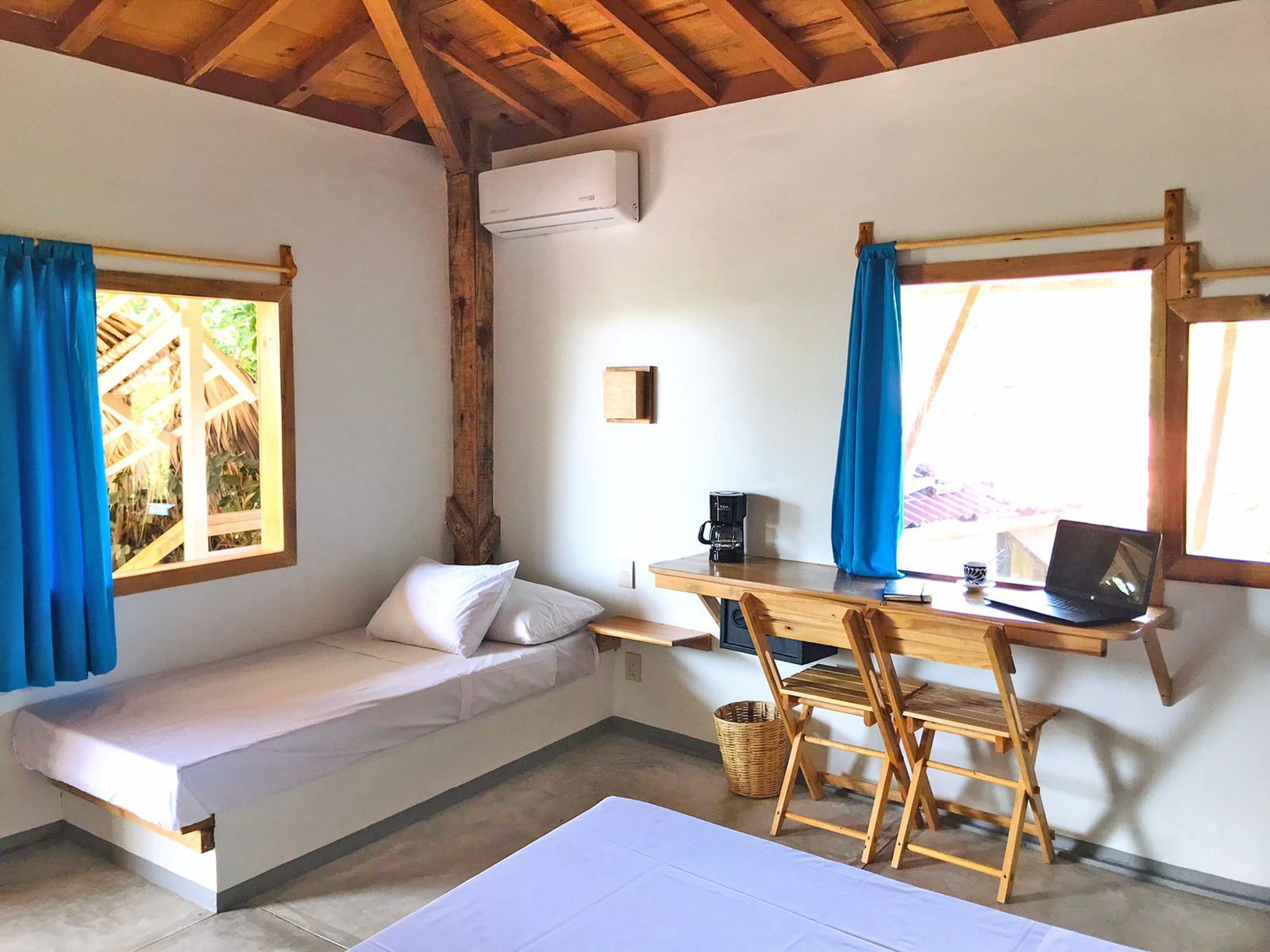 Interior de dormitorio con dos camas individuales en posada del arquitecto en mazunte, oaxaca