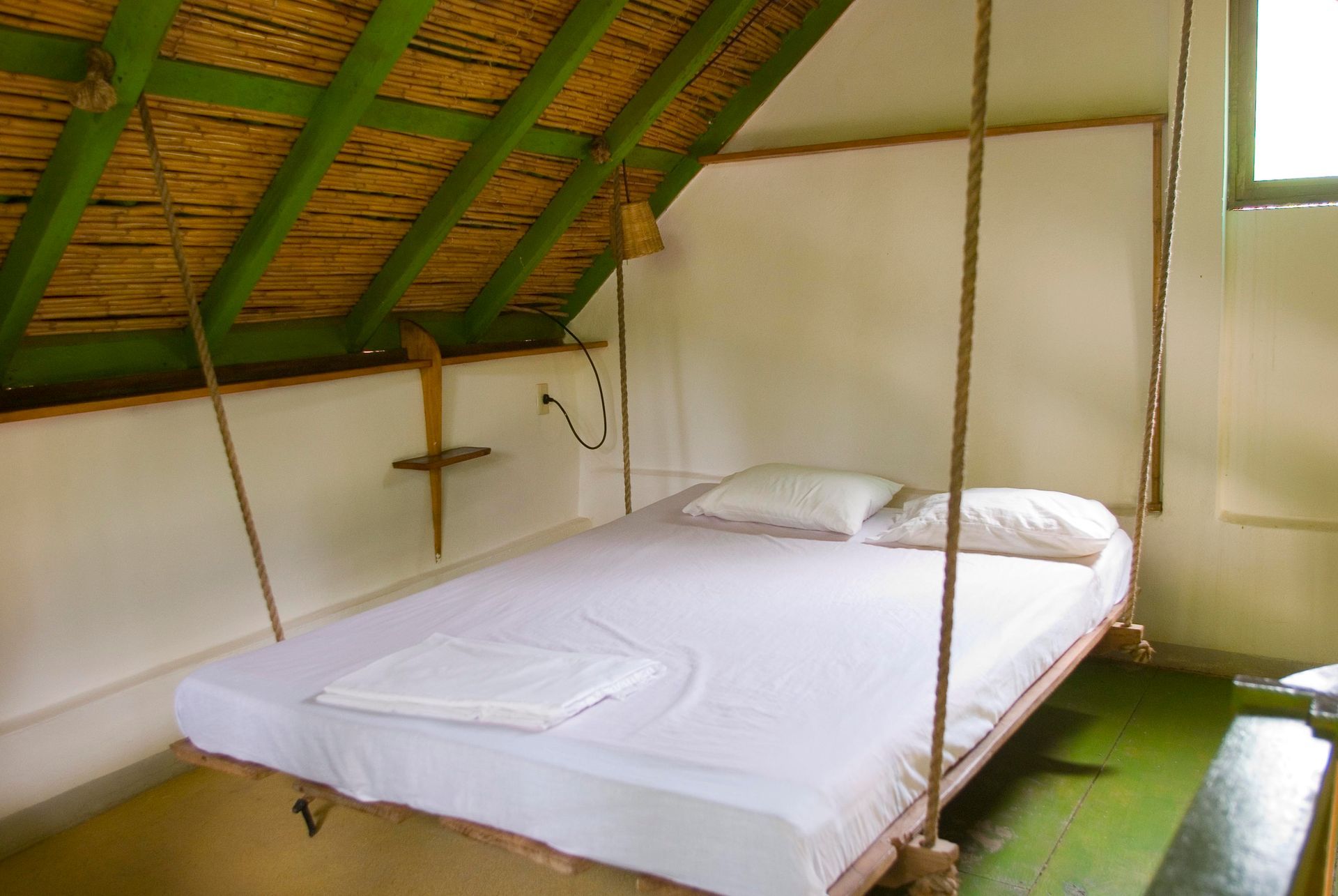 Dormitorio con techo de bambú en posada del arquitecto en mazunte, oaxaca