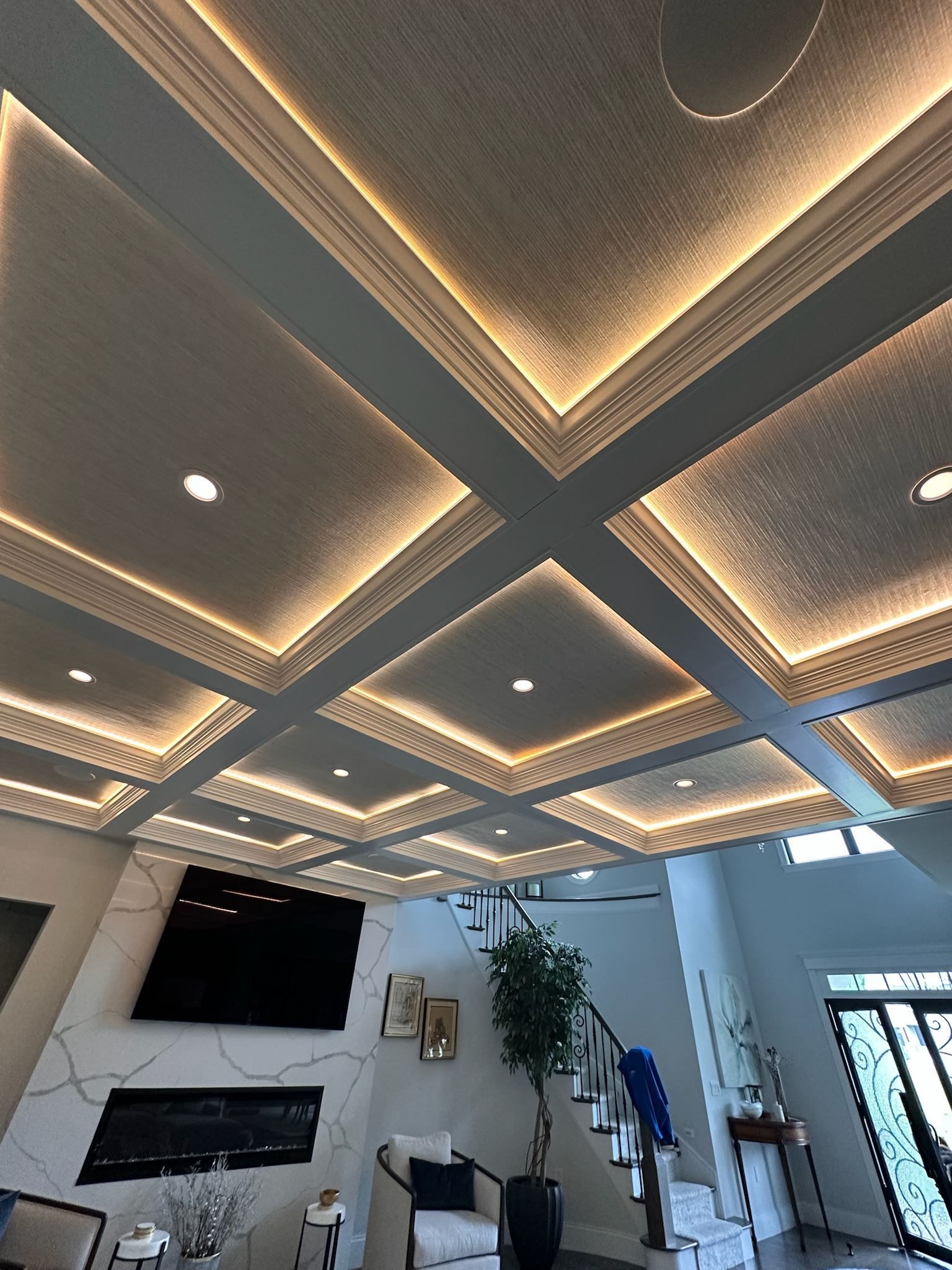 A living room with a ceiling that has a lot of lights on it.