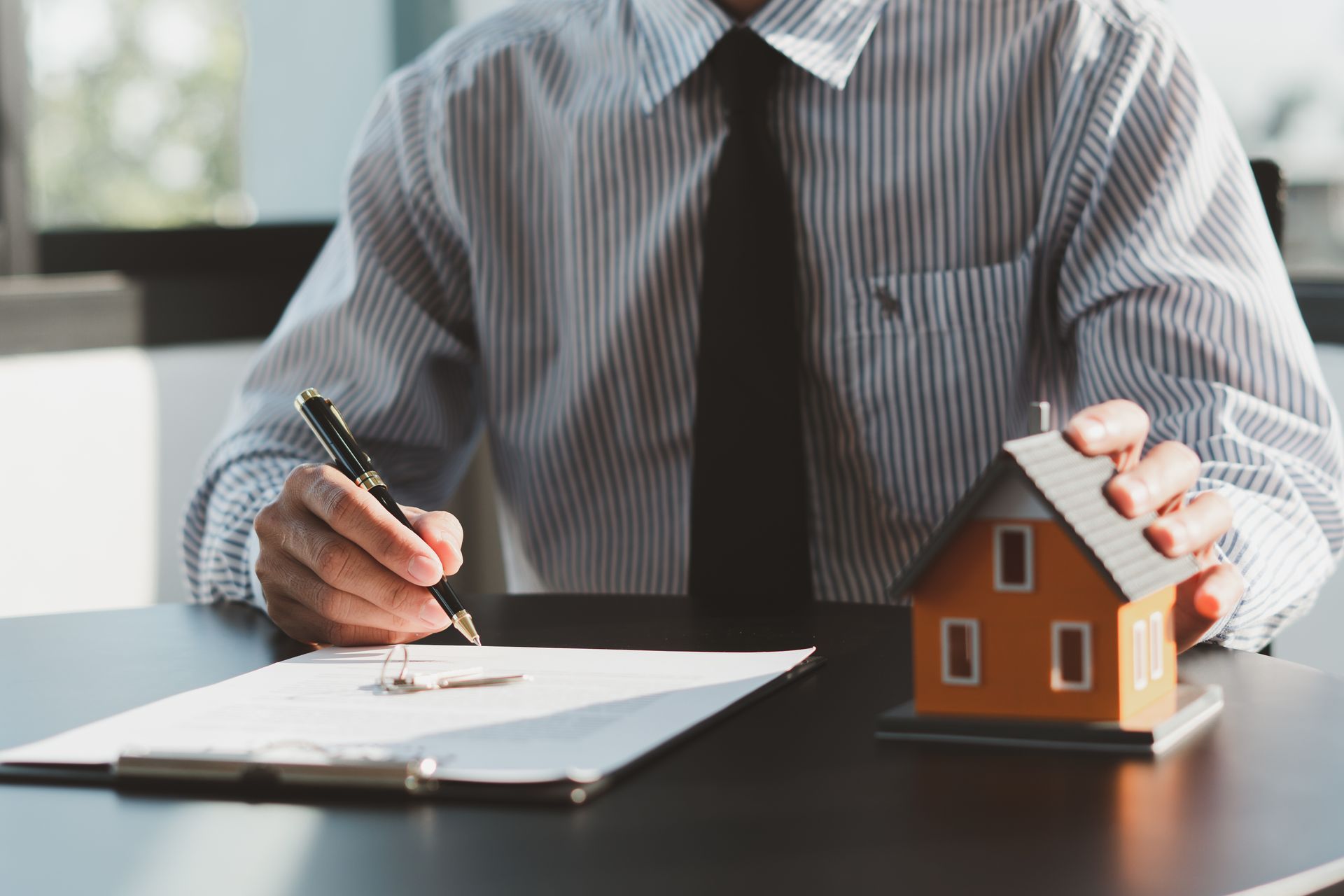 Insurance agent explains the lease agreement to a client before making a contract.