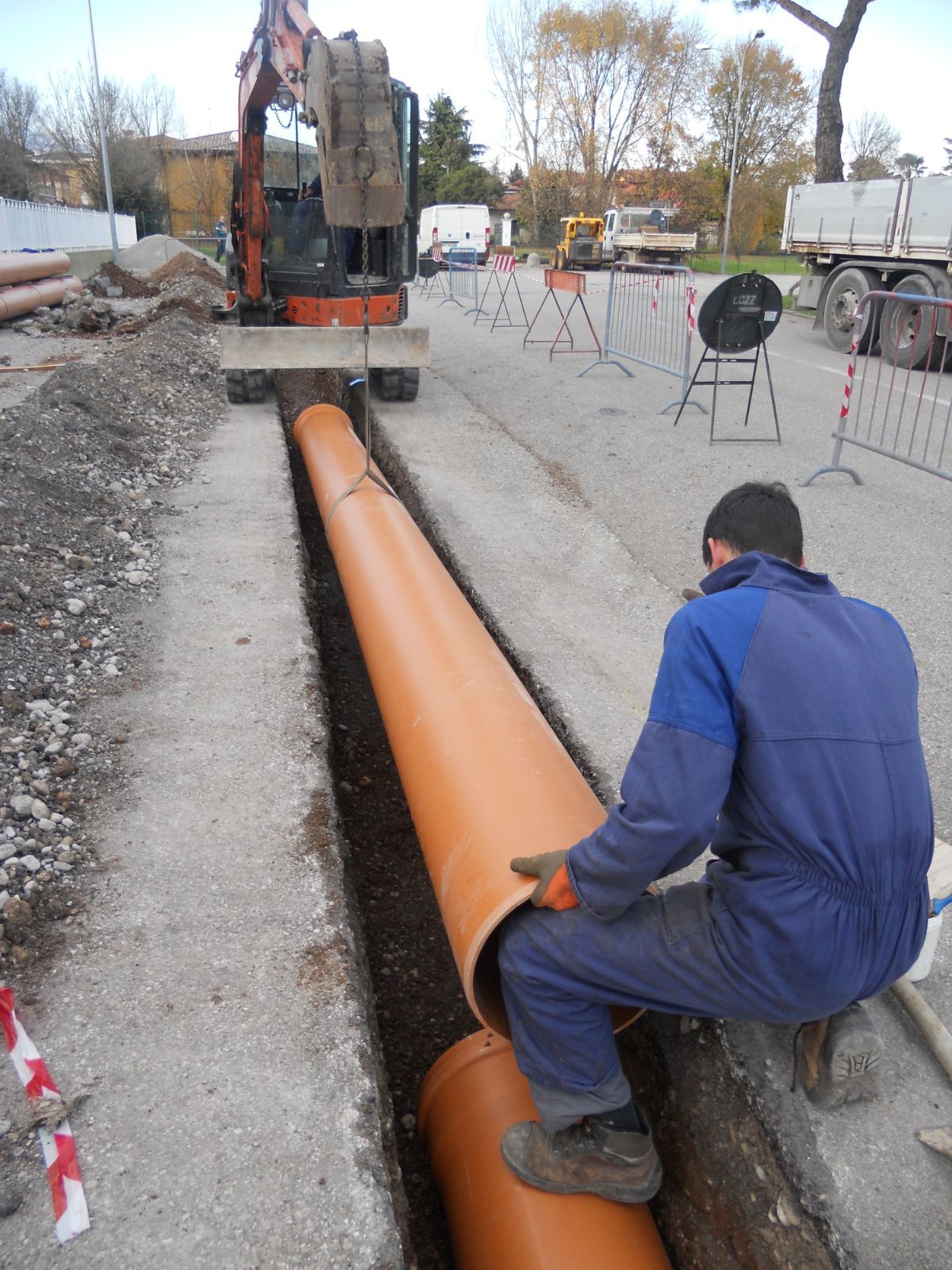 operaio durante la manutenzione delle fognature