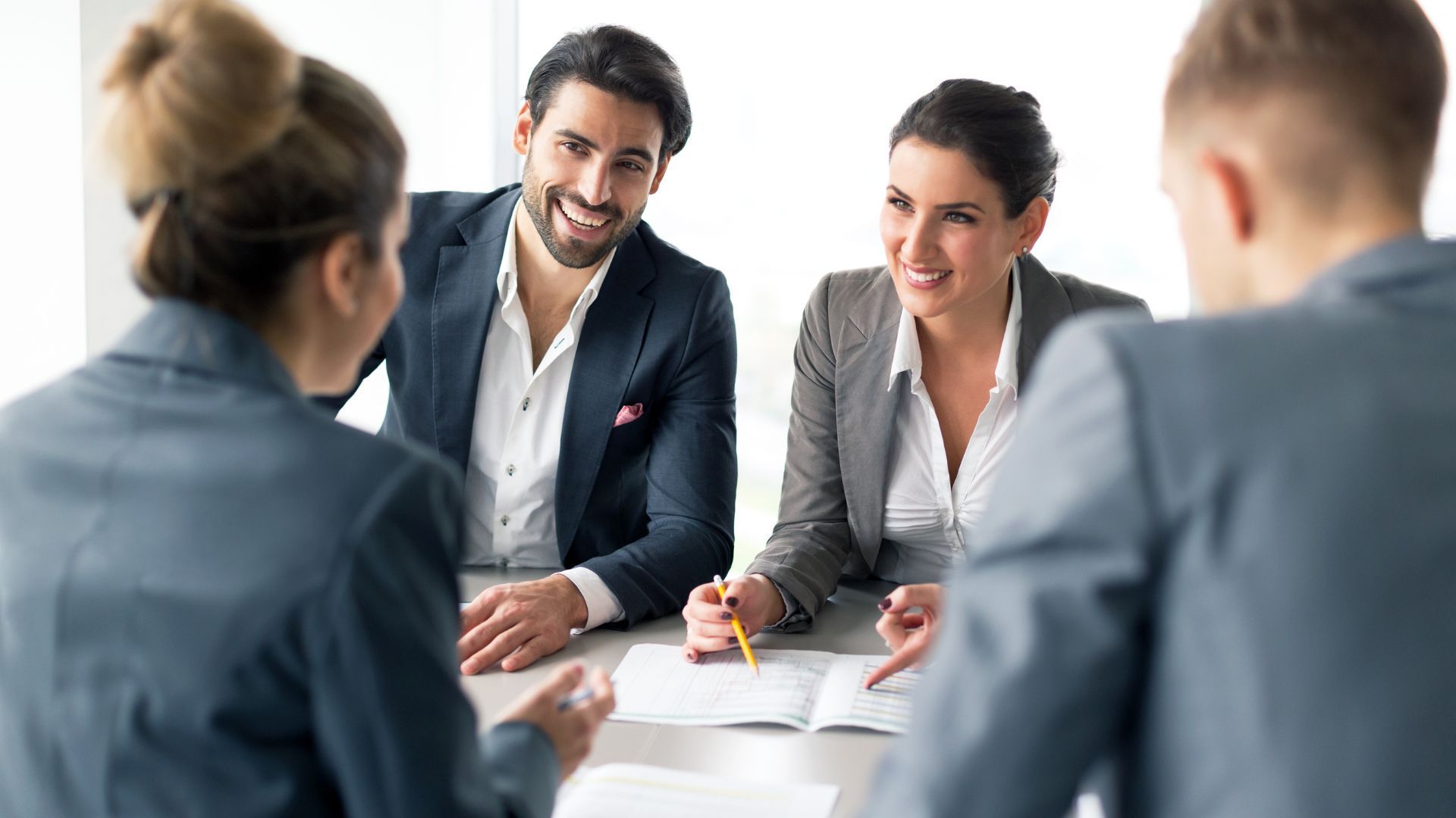 Quem pode contratar os planos de saúde da Amil
A contratação pode ser feita por pessoa jurídica (Plano de Saúde ou Odontológico). Nesse caso, os planos variam de acordo com o número de participantes (de 2 a 29 pessoas ou de 30 a 99 pessoas, 100 colaboradores ou mais). 
Os tipos de plano de saúde da Amil
A Amil tem Plano Referência, que é a cobertura básica ambulatorial, hospitalar e obstétrica, com acomodação em enfermaria, além de planos em linhas: Amil S380, Amil S450, Amil S580, Amil S750, Amil ONE S2500, Amil ONE BLACK S6500.
 Amil é a opção tradicional e com maior cobertura, que pode ser planos com coparticipação;
