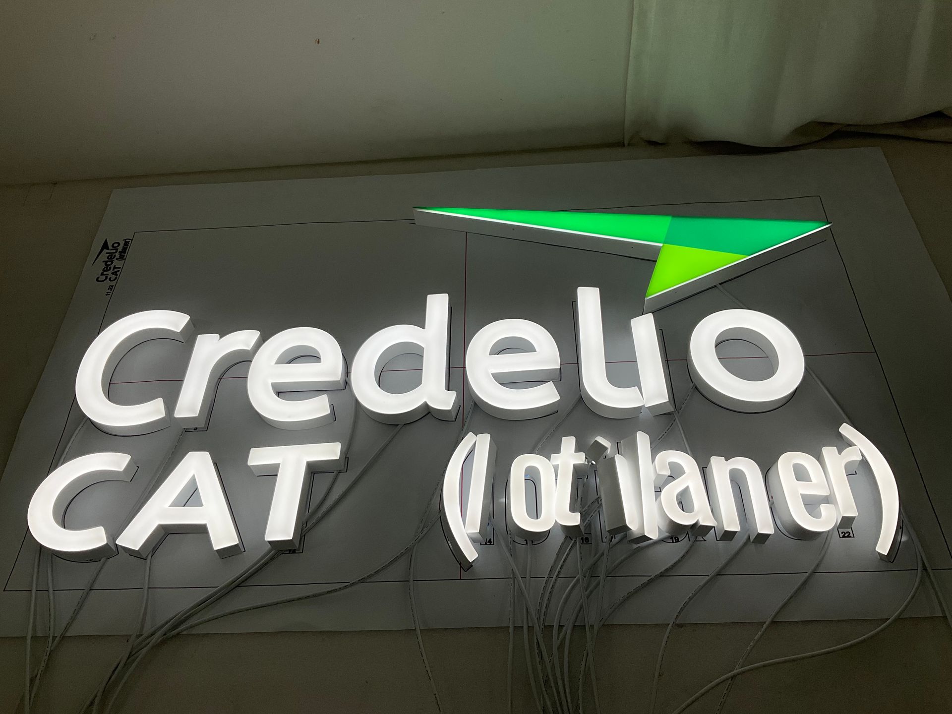 Lit Up Credeuo sign