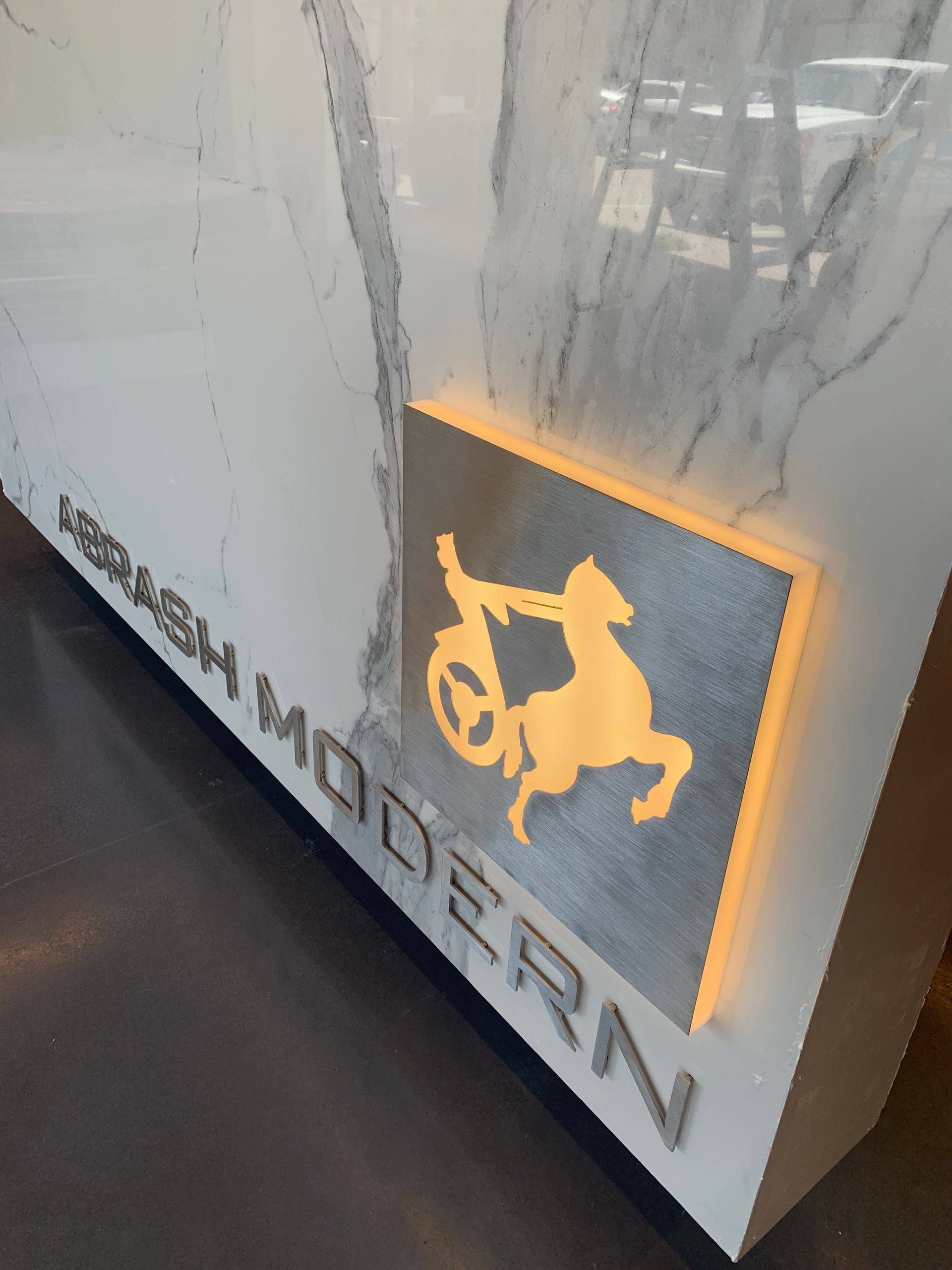 A sign on a wall that says modern on it