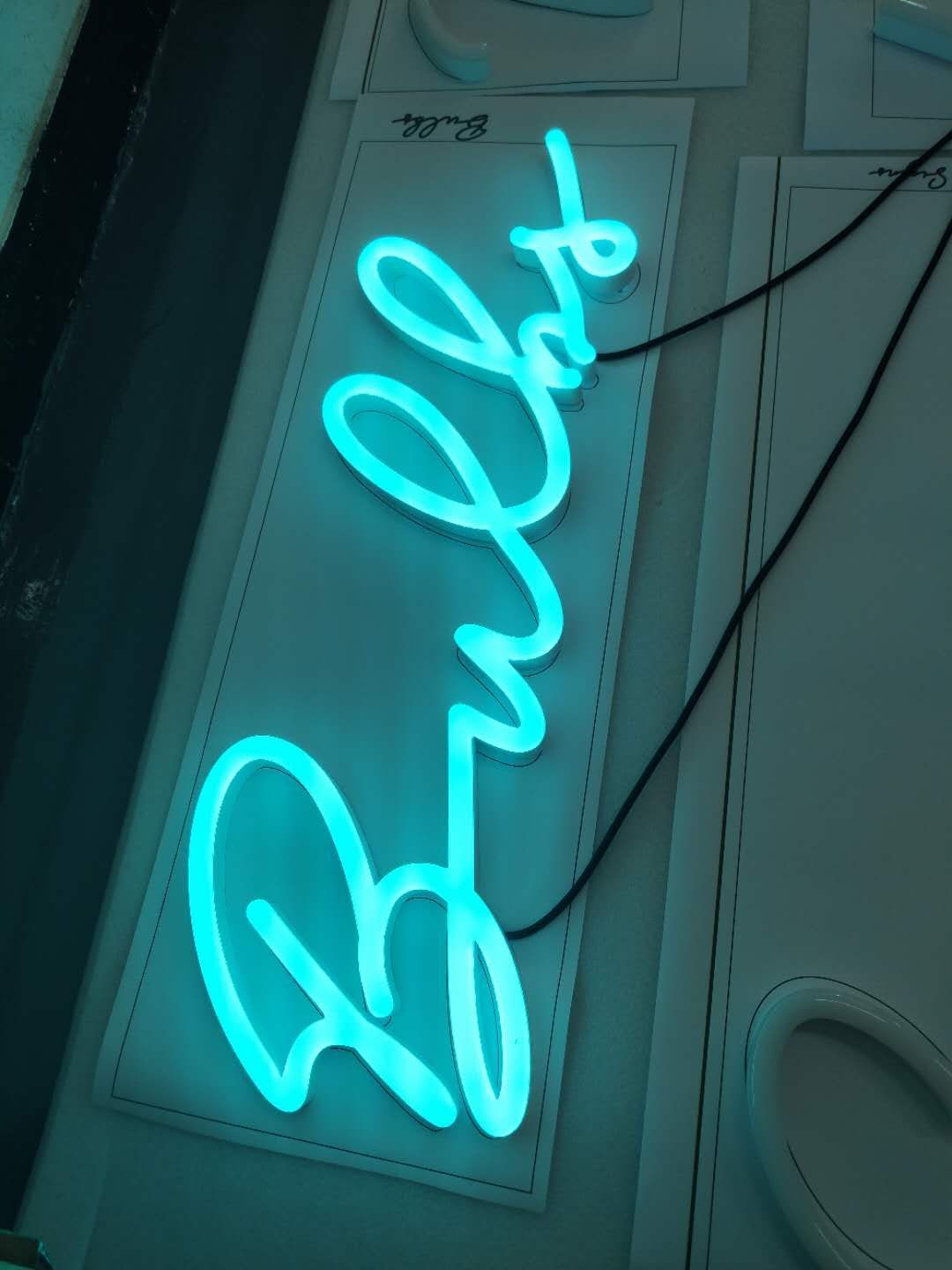 Neon Sign that says Bulls in Cursive