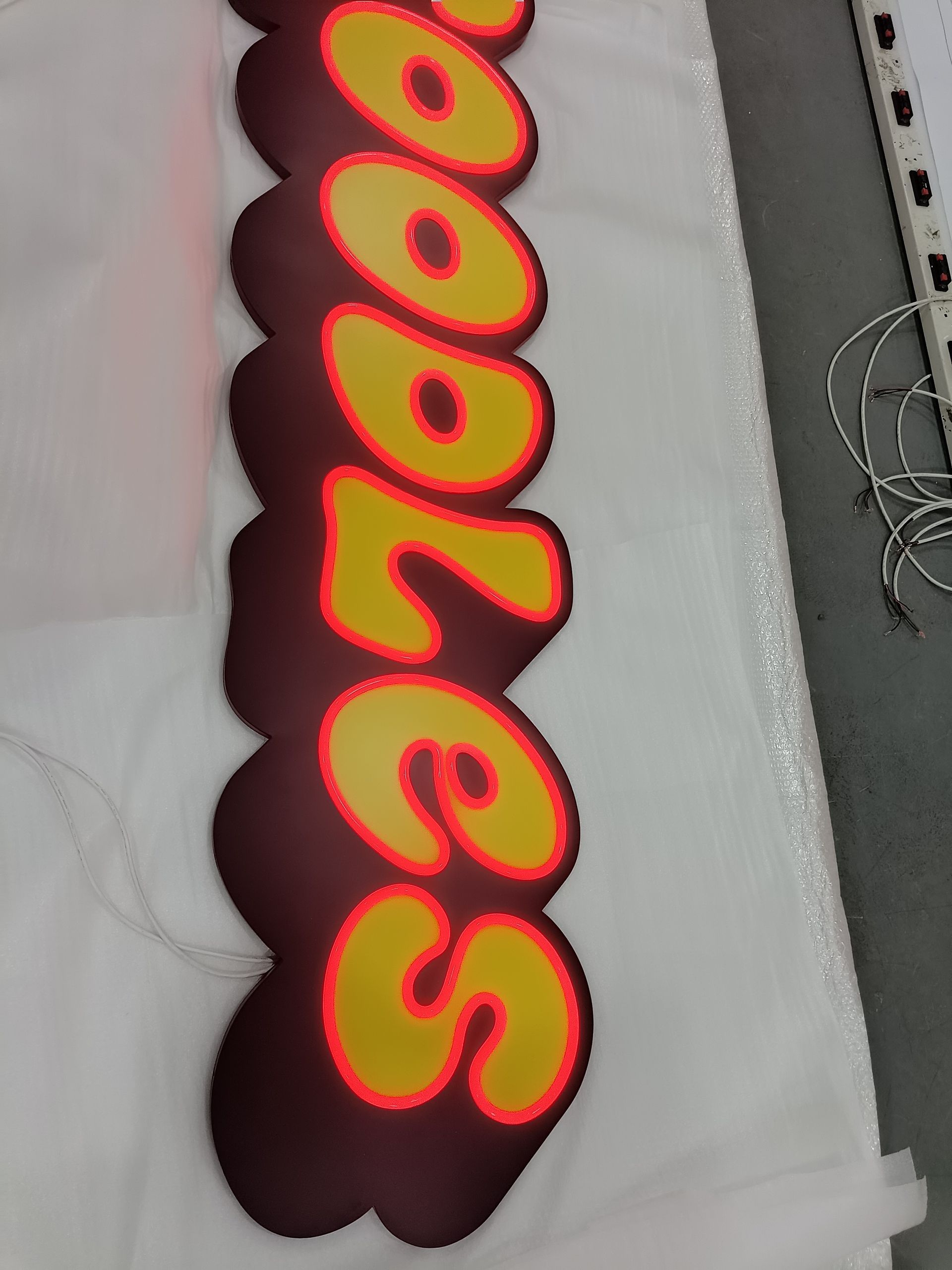 A red and yellow sign that says woobles on it