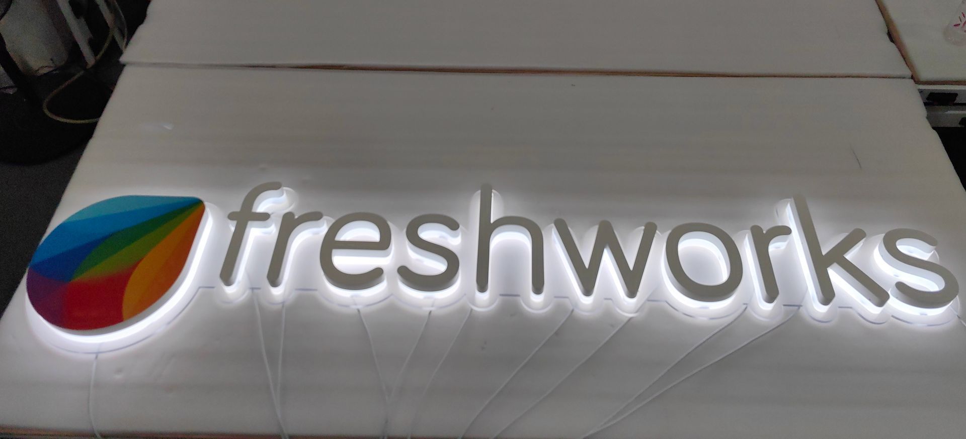 A sign that says freshworks.