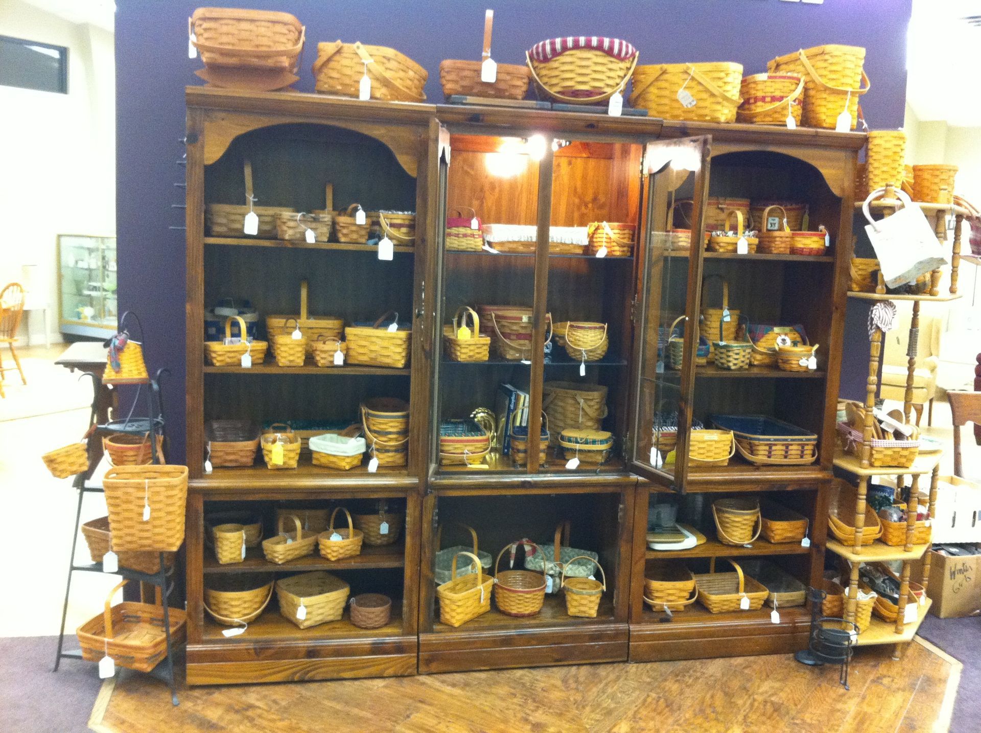 A display case filled with lots of wicker baskets