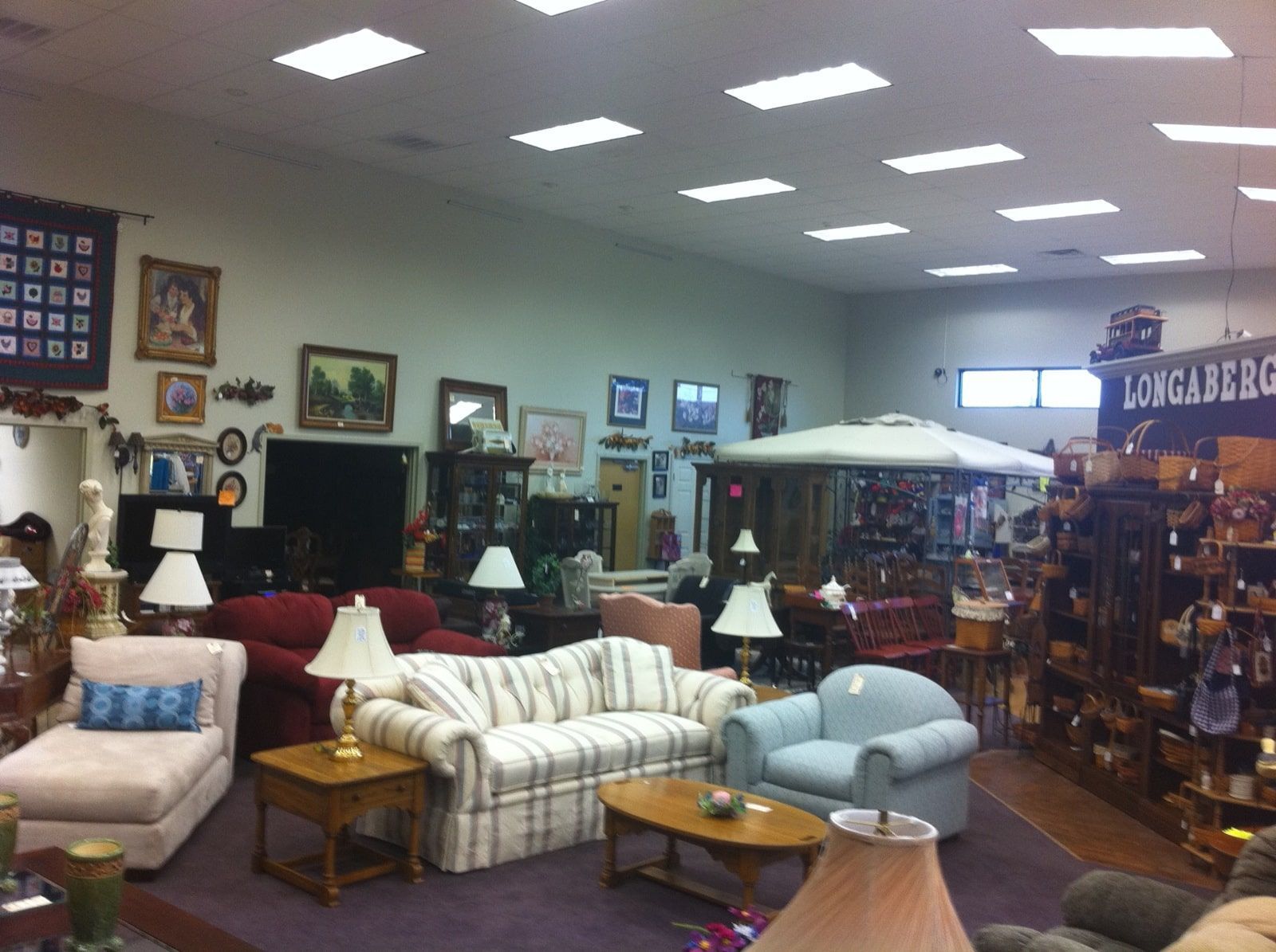 A living room filled with furniture and a sign that says loganberg