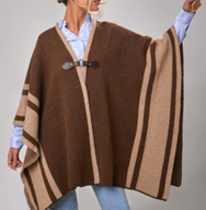 Una mujer que lleva un poncho de rayas marrones y tostadas