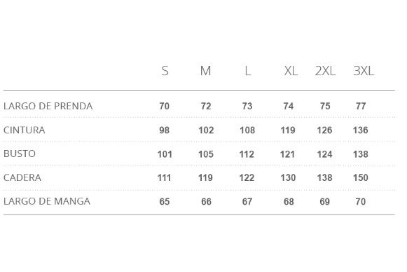 Mujer con chaqueta acolchada color canela, suéter y pantalones negros, sosteniendo una bufanda con estampado de leopardo.