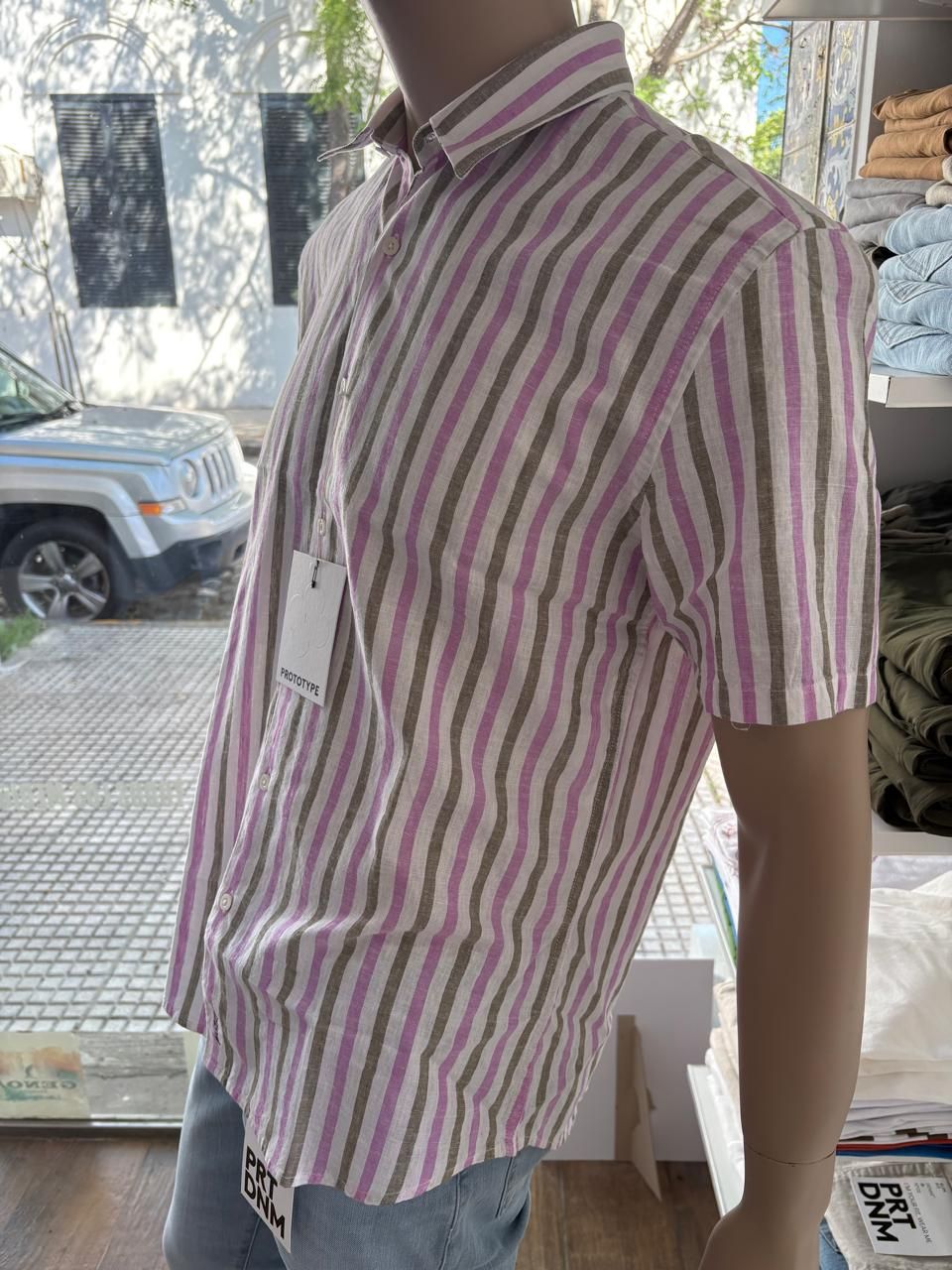 Maniquí con camisa de manga corta a rayas de color rosa y verde.