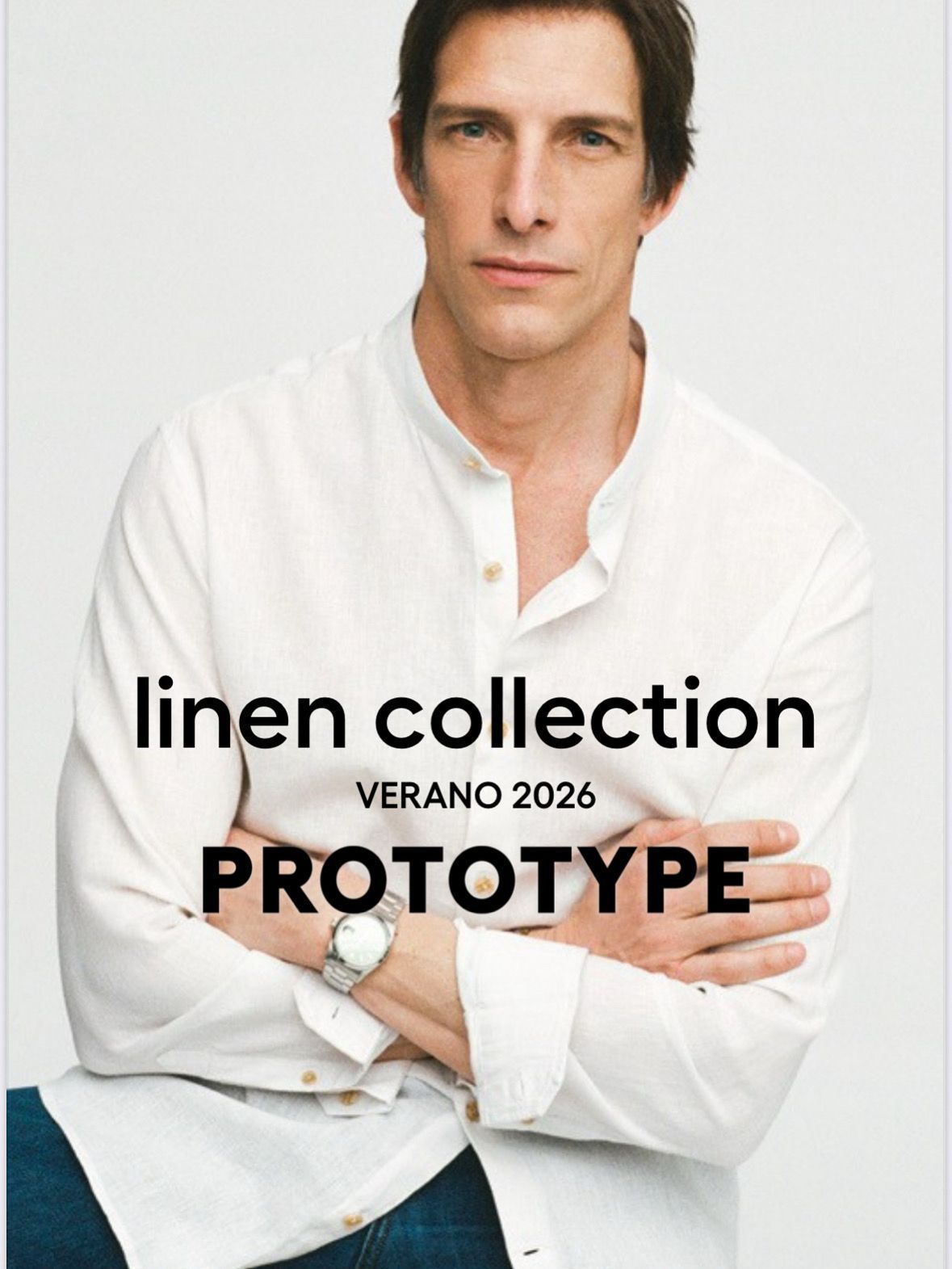 Hombre con camisa de lino blanca, promocionando una colección de lino, 