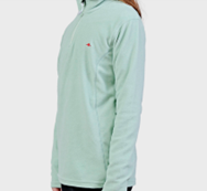 Una mujer lleva una sudadera verde claro con capucha.