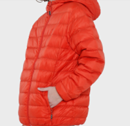Una persona que lleva una chaqueta naranja con capucha