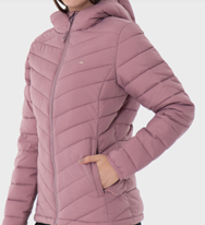 Una mujer que lleva una chaqueta acolchada rosa con capucha.