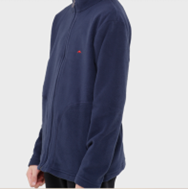 Un hombre lleva una chaqueta azul con un logo rojo en el frente.