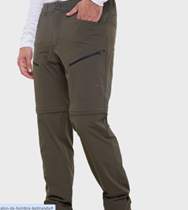Un hombre que llevaba una camisa blanca y pantalones verdes