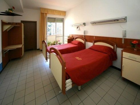 stanza a due letti nella residenza per anziani