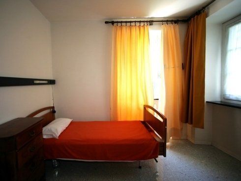 stanza con un solo letto nella residenza per anziani