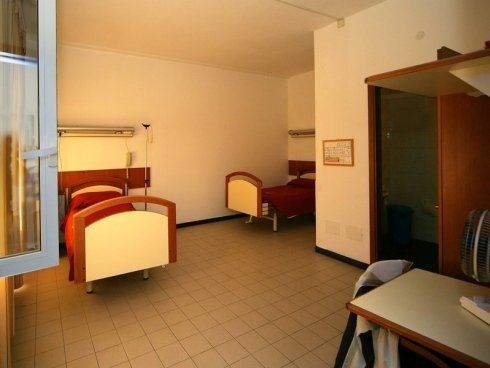 alloggio con due letti e una scrivania nella residenza per anziani