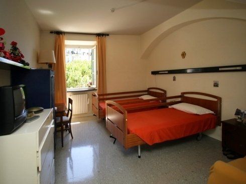 alloggio con due letti e balconcino nella residenza per anziani
