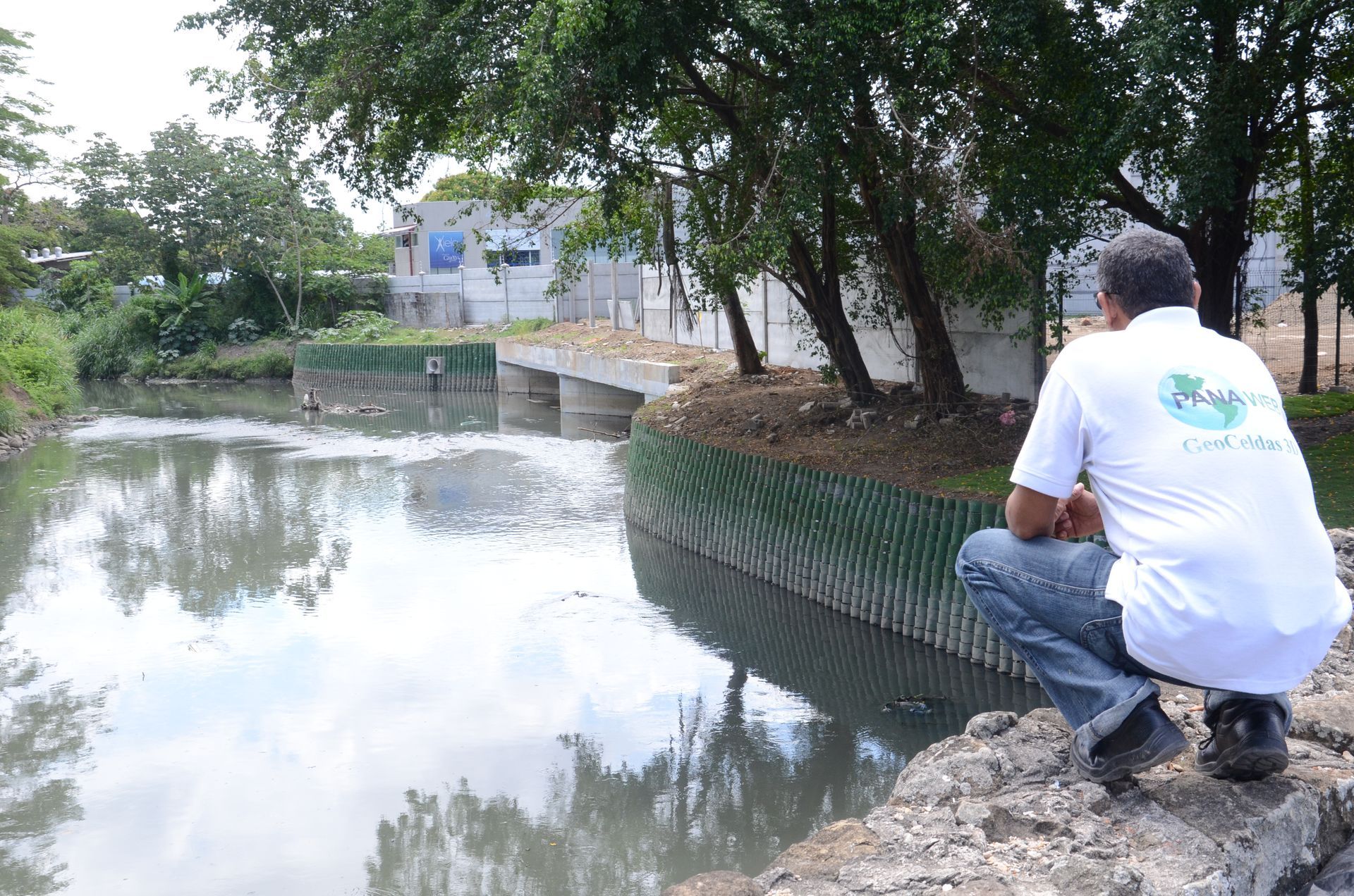 Canales de hormigón con barras de fibra de vidrio.