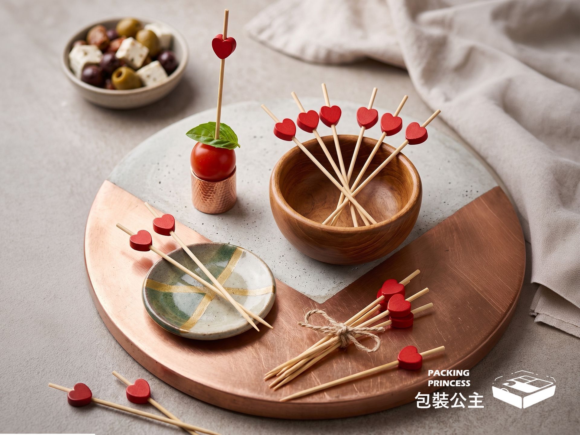 愛心造型竹叉，12 公分長度，適合各式派對裝飾與水果點心使用，為餐點增添可愛氛圍。