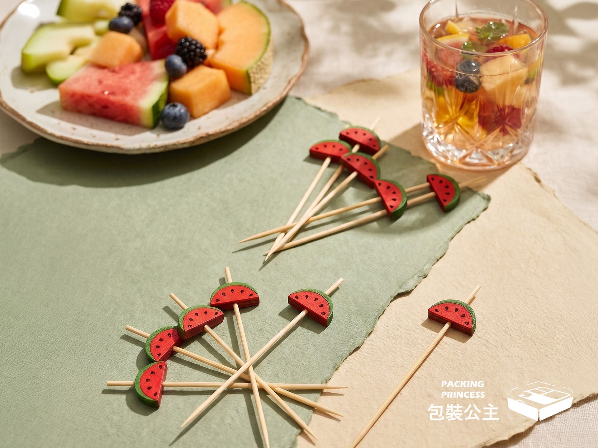 西瓜造型竹叉,12 公分水果點心叉,趣味造型設計,適合作為夏日派對或水果點心的裝飾選品。