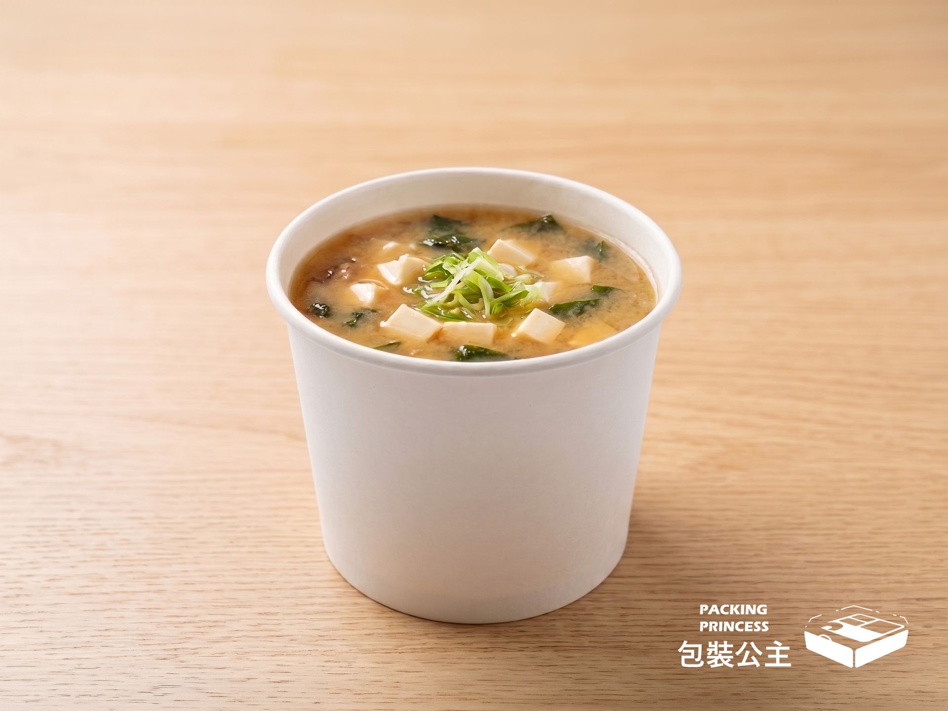 390cc 白色紙湯杯：輕量化規格，適合小份量湯品、甜湯或小菜盛裝，純白極簡質感，適合各類餐飲店品牌自貼標籤使用