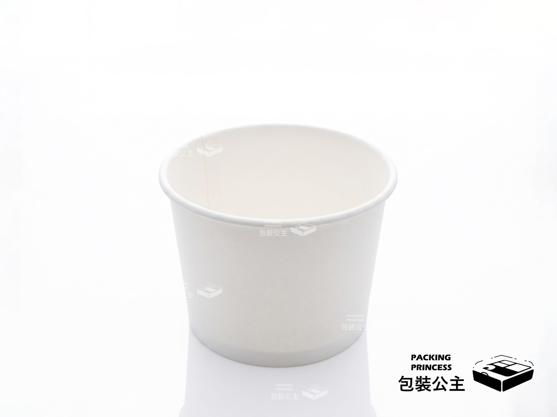 390cc 白色紙湯杯：輕量化規格，適合小份量湯品、甜湯或小菜盛裝，純白極簡質感，適合各類餐飲店品牌自貼標籤使用