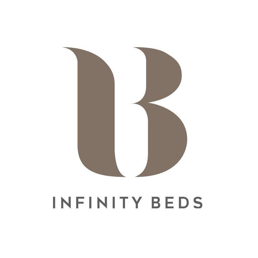 Il logo dei letti Infinity è una lettera b marrone su sfondo bianco.