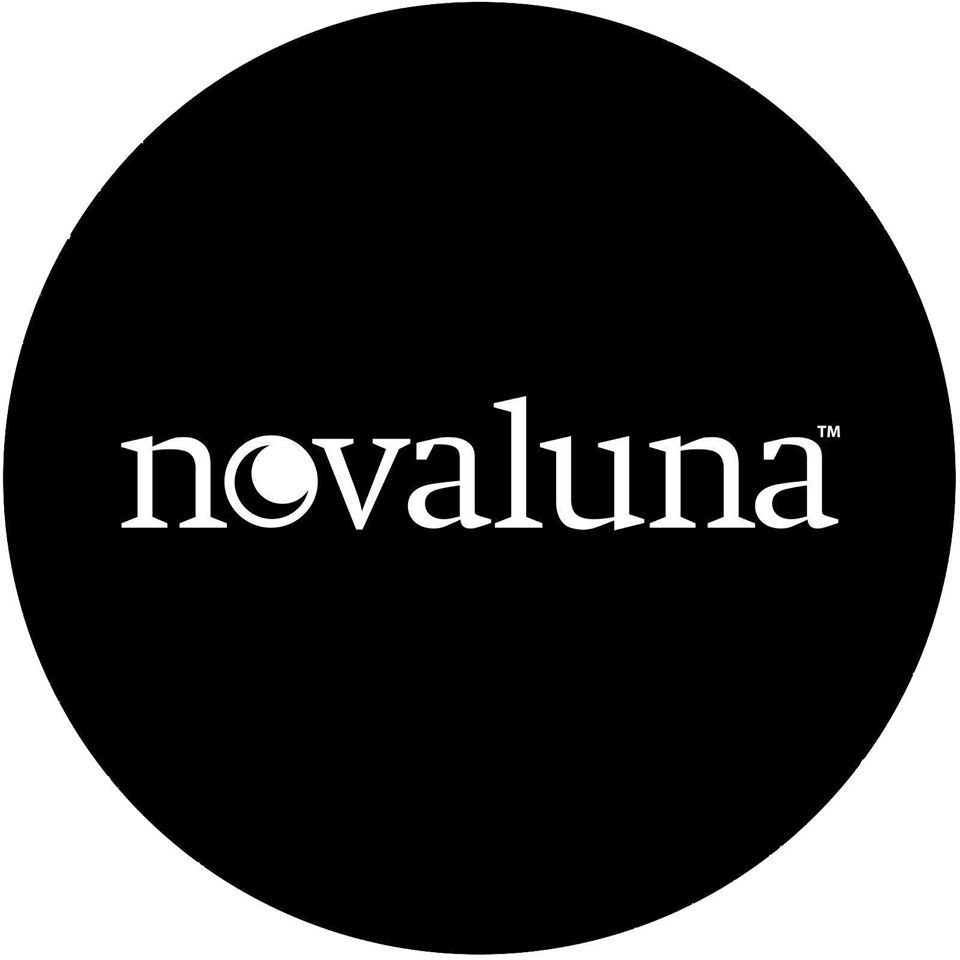 Il logo novaluna è in un cerchio nero su sfondo bianco.