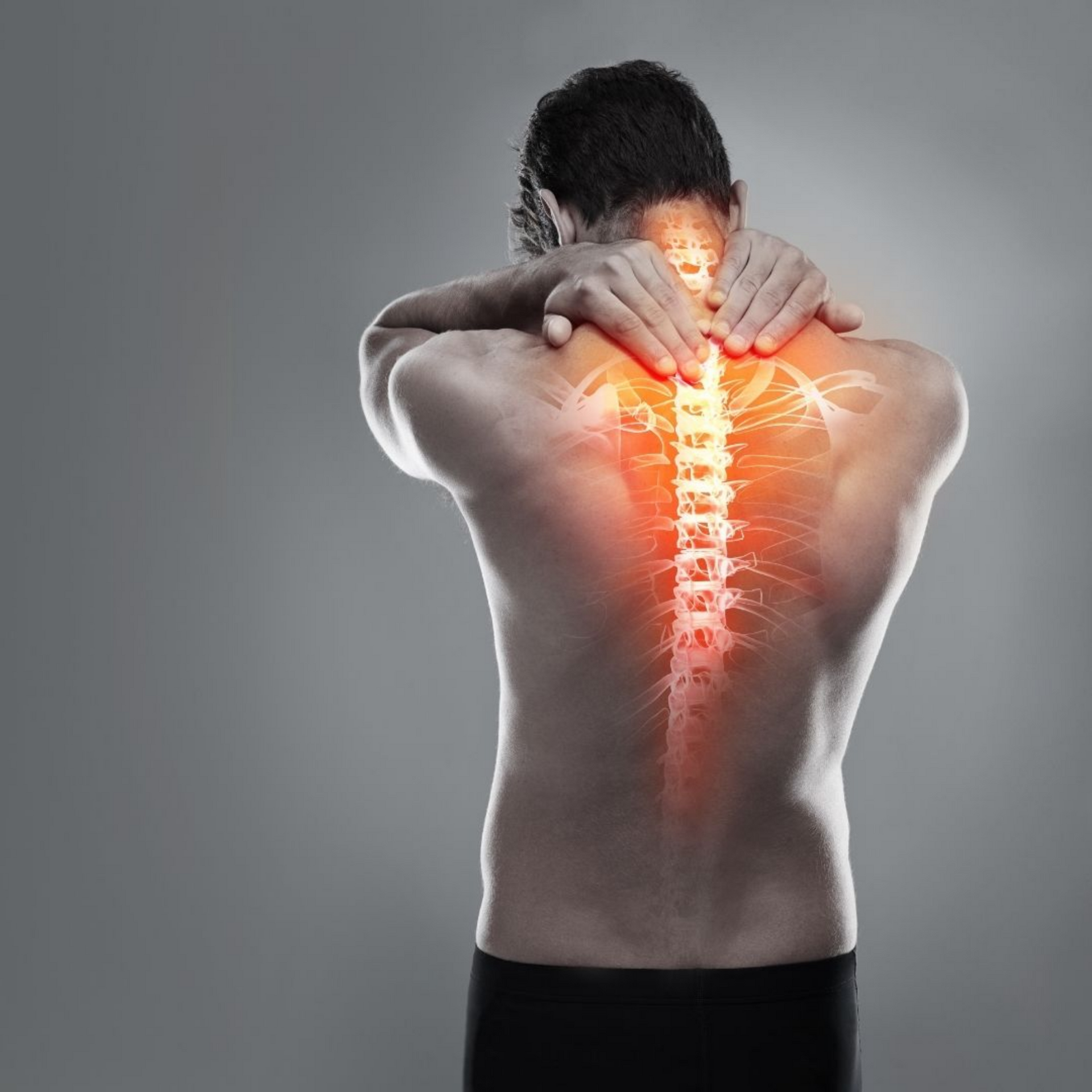 Un uomo si tiene il collo e la spalla con una colonna vertebrale luminosa sullo sfondo.