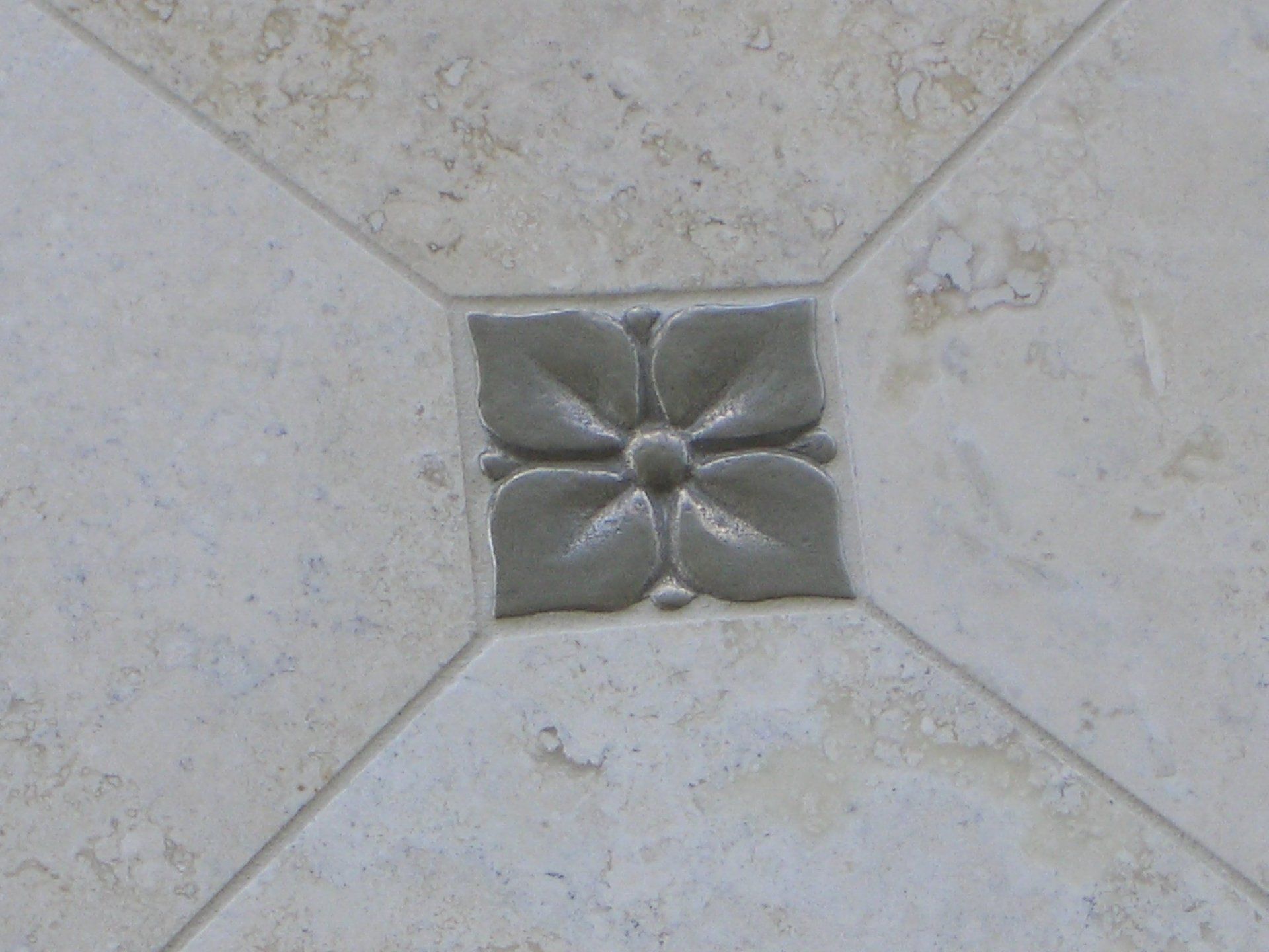 A tile with a flower design on it