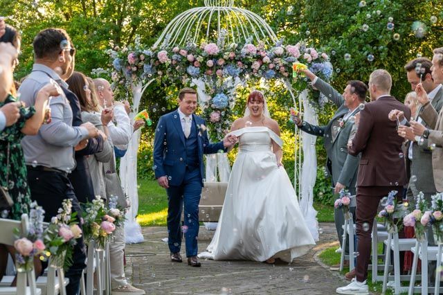 Een bruid en bruidegom lopen naar het altaar op hun bruiloft. M-stand fotografie