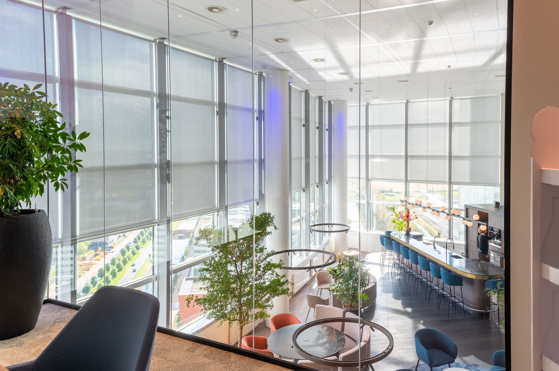 Een grote kamer met veel ramen en tafels en stoelen. M-stand fotografie