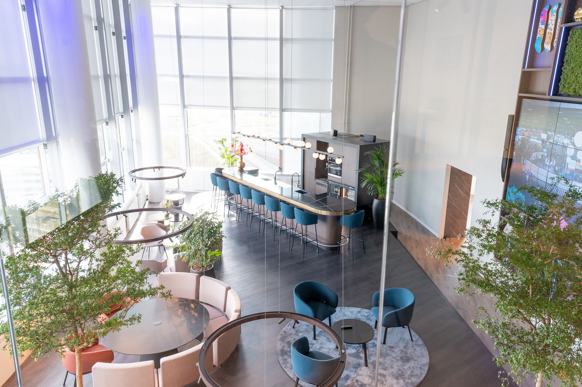 Een luchtfoto van een hotellobby met een bar en stoelen. M-stand fotografie