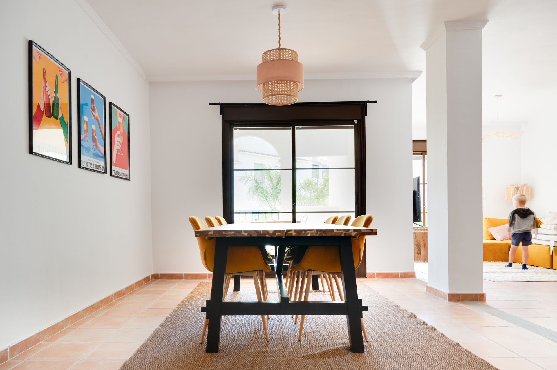 Een eetkamer met een tafel, stoelen en een raam. M-stand fotografie