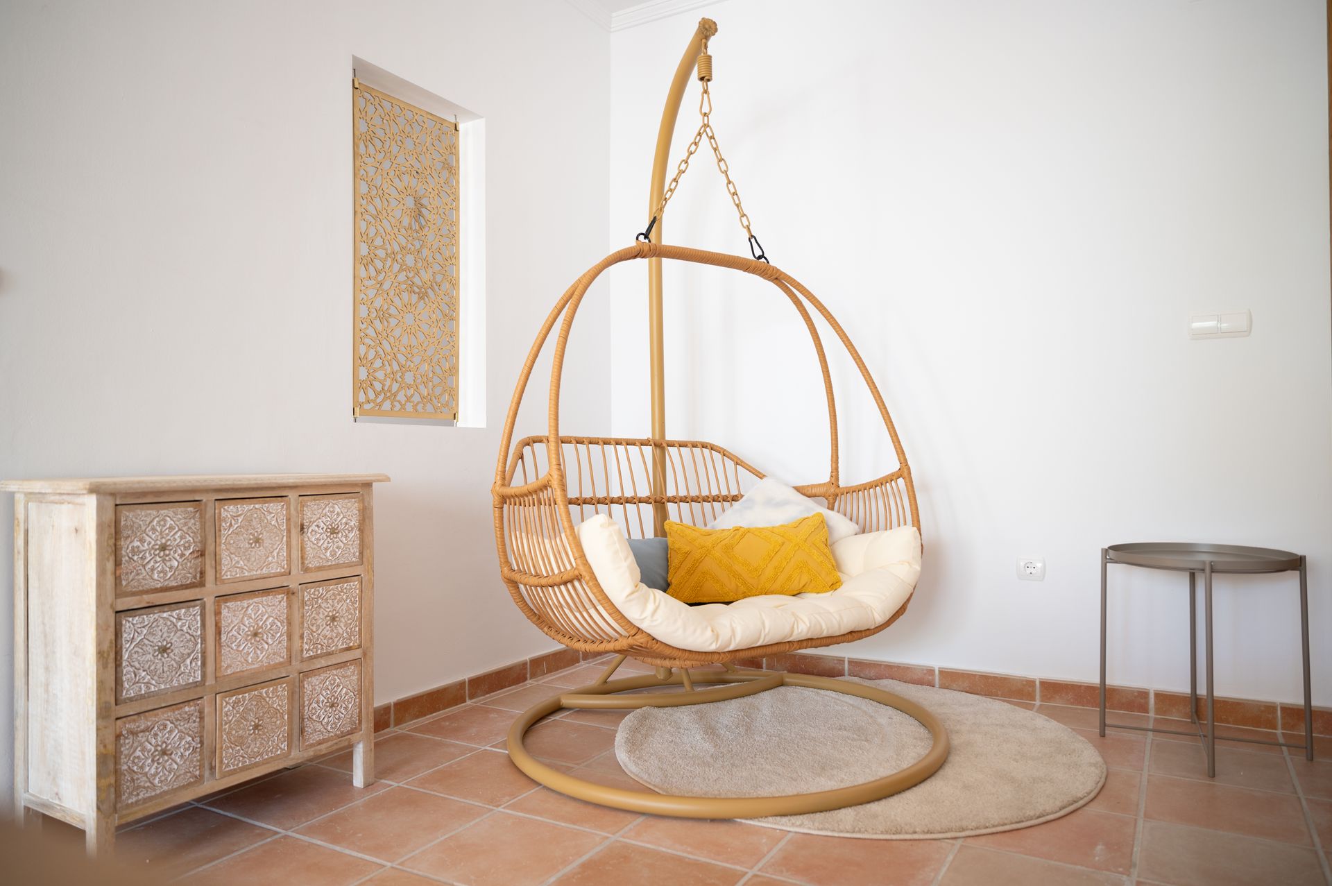 Er staat een hangstoel in het midden van de kamer. M-stand fotografie