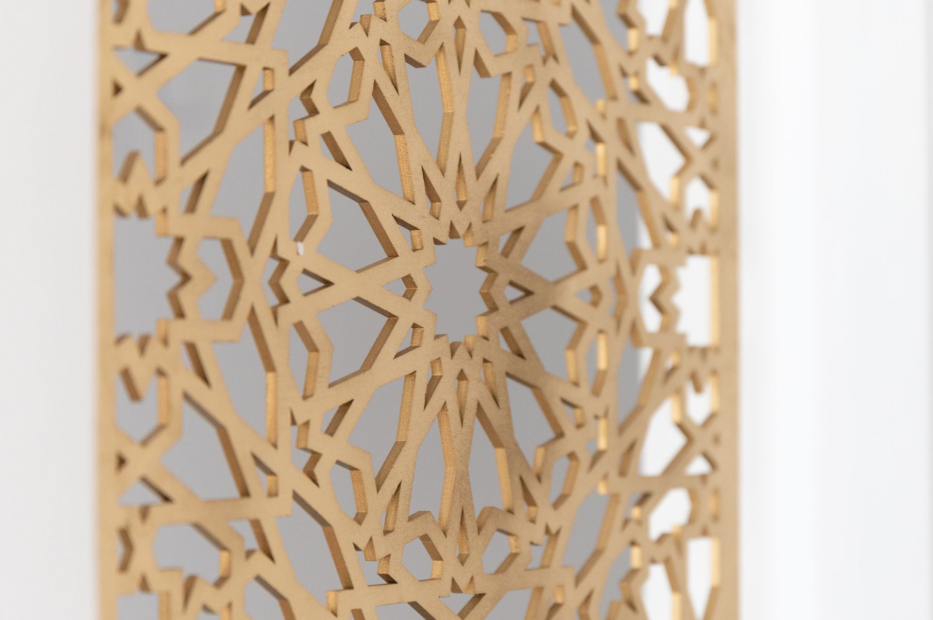 Een close-up van een houten muur met een patroon erop. M-stand fotografie