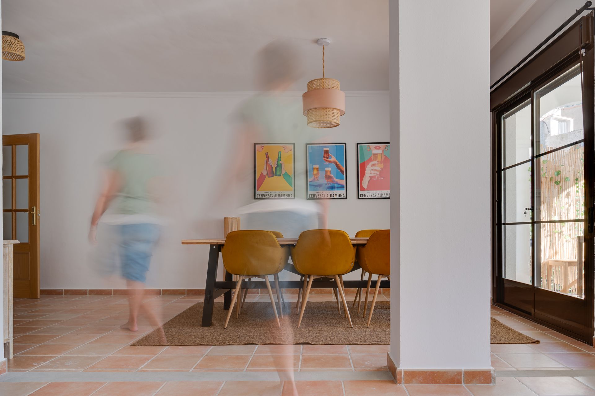 Een wazige foto van een eetkamer met een tafel en stoelen. M-stand fotografie