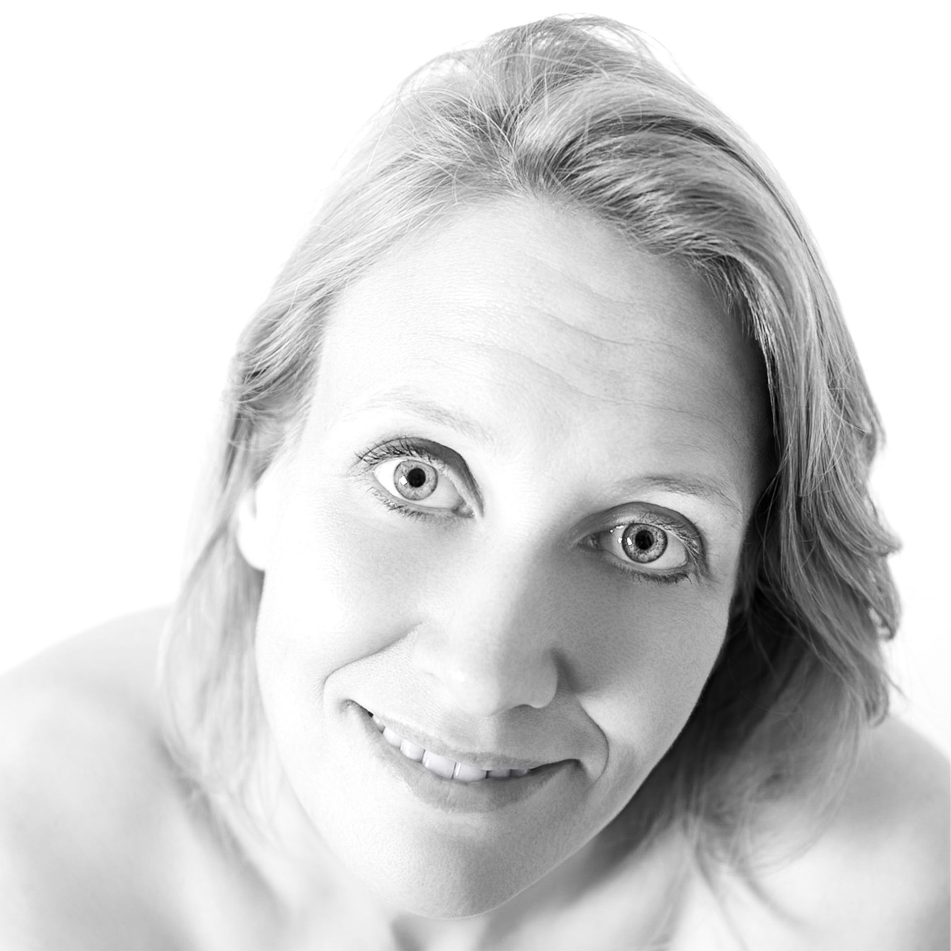 Een vrouw lacht op een zwart-witfoto Portretten  M-stand fotografie